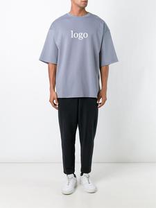 เสื้อยืดผ้าฝ้ายสีเทาขนาดใหญ่พิเศษสำหรับผู้ชาย พิมพ์ลายโลโก้ด้านหน้า แขนสั้น คอกลม ทรงพอดีตัว สไตล์ลำลอง - Product Image 1