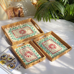 Ensemble de 3 plateaux rectangulaires faits à la main, style moderne pour salon, table basse, rangement, nacre et rotin - Product Image 1