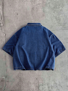 เสื้อเชิ้ตเดนิมปักหมุดสีน้ำเงิน แต่งหมุดตะวันตก ทรงโอเวอร์เชิ้ตสำหรับผู้ชาย สไตล์โรดีโอ คอนเสิร์ต ร็อคสตาร์ ทรงบ็อกซี่ แขนสั้น - Product Image 1