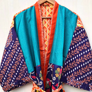 Kimono vintage indio de seda con estampado floral, largo hasta la rodilla, talla grande, suave, perfecto para el verano, para fiestas. - Product Image 1