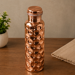 Bouteille d'eau portable en cuivre pur, or rose, à motif nid d'abeille gaufré, faite à la main, design traditionnel - Product Image 1