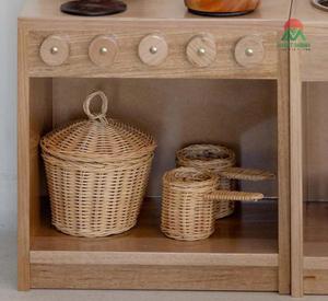 Un ensemble de cuisine miniature, comprenant des casseroles, une cuisinière et des cuillères. Tressé en rotin naturel, sans danger pour les enfants. - Product Image 5