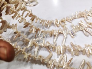 ลูกปัดมุกธรรมชาติสีขาวทรงดินสอขนาด 15-45 มม. คุณภาพสูง ขายเป็นเส้น ความยาว 16 นิ้ว - Product Image 4