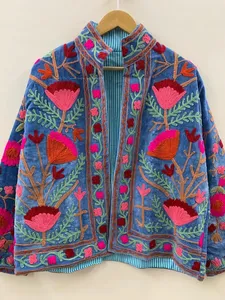 Chaqueta Corta Bordada en Terciopelo Azul Hecha a Mano para Mujer, Estilo Étnico Rajastani, con Bordado Floral Suzani, Chaqueta Abierta para Invierno - Product Image 3