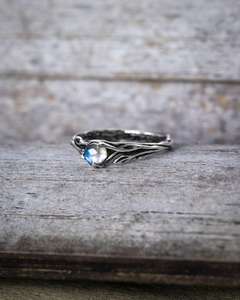 Anillo de compromiso Lia de plata de ley con piedra lunar, inspirado en la naturaleza, con diseño rústico de rama y hoja, joyería con gemas, certificado IGI de alta calidad - Product Image 5