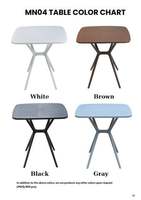 Table carrée en plastique moulé de couleur marron avec pieds en X - Une table d'extérieur compacte et imperméable pour une soirée en jardin