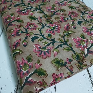Tela de Algodón Estampada a Mano con Diseño Floral Beige, Tela de Algodón Suave Hecha a Mano en India, Material para Vestidos con Estampado Botánico Vintage - Product Image 1