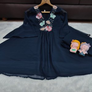 La temporada festiva requiere atuendos que brillen con la misma luminosidad que las celebraciones. Con este conjunto festivo de georgette puro, ¡estás listo para la fiesta! - Product Image 6