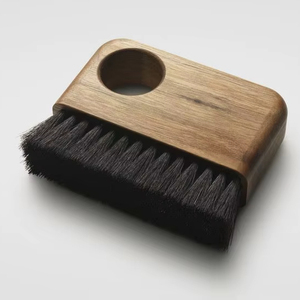 Cepillo para polvo de madera hecho a mano para limpieza del hogar con cerdas suaves para mesas, armarios y artículos decorativos. - Product Image 1