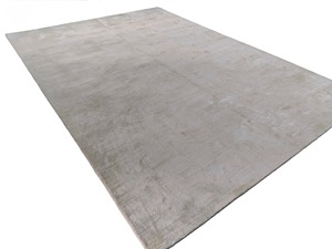 Alfombra de Seda de Color Marfil Tejida a Mano – Alfombra Moderna Minimalista Lisa - Product Image 1