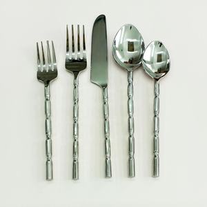 Ensalada de acero inoxidable pulido con espejo plateado para servir, elegantes asas hechas a mano, cuchara para ensalada y tenedor, servidor de ensalada a la venta - Product Image 3