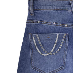 Jeans à jambes larges couleur personnalisée avec élégante chaîne de perles et de strass et embellissements latéraux en clous, denim de haute qualité - Product Image 4