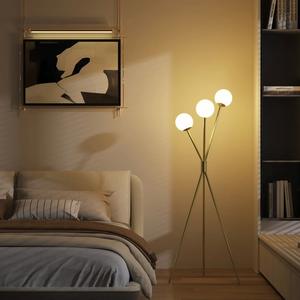 Lampe de sol d'angle minimaliste et fine avec LED blanc chaud à intensité variable pour petits espaces - Product Image 4