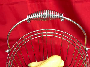 Panier à fruits en métal à base large avec un design pliable écologique pour contenir des produits variés, accès facile et flux d'air libre - Product Image 3