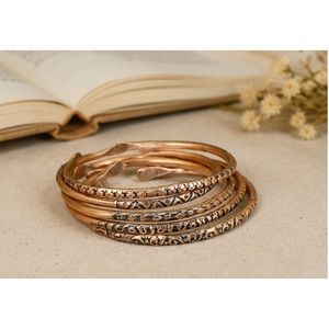 Conjunto de Brazaletes Abiertos Nórdicos con Pátina de Bronce, Grabados a Mano con Motivos Primitivos y Terminales en Forma de Paleta - Product Image 2