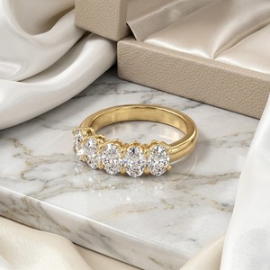 Bague à cinq pierres serties de diamants ovales cultivés en laboratoire, plaquée or 14 carats, 2,50 carats au total, certifiée IGI - Product Image 1
