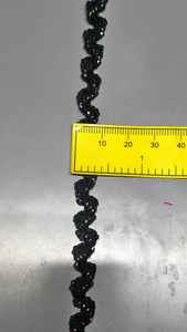 Elegante encaje dorado con diseño de zari y acabado brillante, ideal para conjuntos de boda y fiesta. - Product Image 4