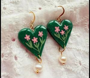 Pendientes colgantes de corazón verde para mujer, bonitos pendientes colgantes con perlas de imitación chapadas en oro y pintura floral rosa - Product Image 1