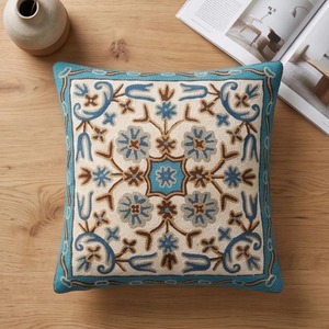 Funda de cojín con bordado Crewel de Cachemira — Diseño geométrico de azulejos en color marfil y turquesa - Product Image 3