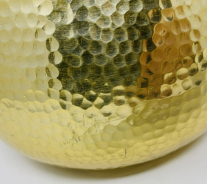 Finition en laiton doré brillant avec une texture martelée à la main sur toute la surface, profil bombé profond et arrondi avec un bord supérieur effilé. - Product Image 5