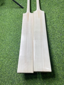 Bate de críquet clásico de madera de sauce inglés, ligero, duradero y de calidad profesional. - Product Image 1