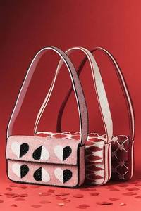 Sac à bandoulière artisanal en perles de rocaille bleu clair avec base rose et motif sardine en conserve, collection Direct Factory "STAUDINES" - Product Image 4