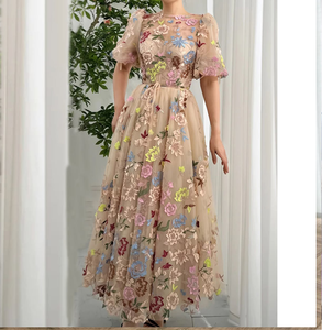 Vestido de tul verde menta suave con corte en A y delicado bordado floral disponible a precios de mayorista. - Product Image 2