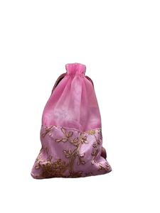 Sacs cadeaux en soie brodés Potli avec un design durable et réutilisable, couleur et logo personnalisés pour un emballage cadeau élégant - Product Image 4