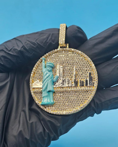 Pendentif Statue de la Liberté entièrement serti de moissanite, en argent 925 plaqué or massif, avec breloque Skyline de New York, pour homme - Product Image 6