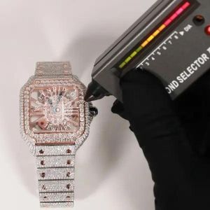 Montre de luxe à quartz pour homme, boîtier en argent avec moissanite, 28 mm, mouvement analogique ETA, jour/date, verre saphir, fermoir caché, étanche 10 m - Product Image 4