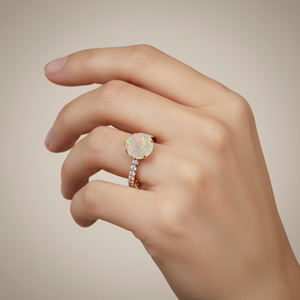 Design classique de qualité supérieure à facettes rondes en opale éthiopienne naturelle et diamants Halo Solitaire Bagues en or massif 18 carats - Product Image 2