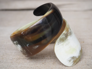 Brazalete de cuerno de búfalo natural con diseño de serpiente en espiral de Perfect Enterprises - Product Image 3