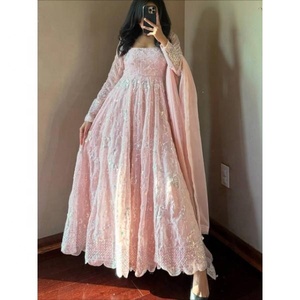 Robe de mariée ethnique indienne tendance pour l'hiver/été, en modal et faux georgette, avec broderies lourdes et sequins, Salwar Kameez coupe ajustée - Product Image 1