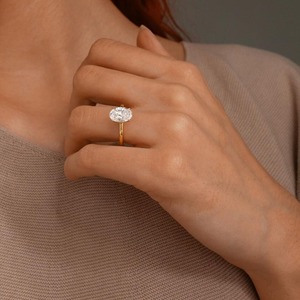 แหวนหมั้นเพชรแล็บทรงรี 3 กะรัต VVS2 จาก Afar Jewels ตัวเรือนทอง 14K ดีไซน์ดอกทิวลิป ประดับเพชรรอบวงแบบซ่อน ได้รับการรับรองจาก IGI เหมาะสำหรับงานแต่งงานและวันครบรอบ - Product Image 2