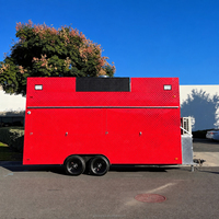 Remorque alimentaire commerciale rouge avec châssis à double essieu, cuisine multi-stations et zone de cuisson ventilée