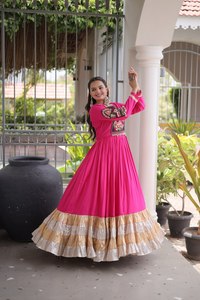 ชุดเดรสยาวปักลายสีชมพูสไตล์ชาติพันธุ์ พร้อมชายระบายสีทองสำหรับผู้หญิง สไตล์อินเดีย-ปากีสถานแบบดั้งเดิม ทรงหลวม - Product Image 4