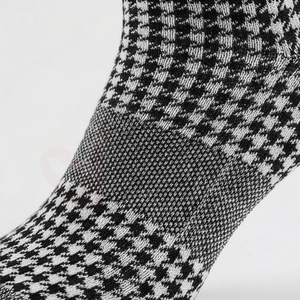 Chaussettes pour hommes, motif pied-de-poule, tricotées, respirantes, style classique, pour un usage quotidien en automne - Product Image 5