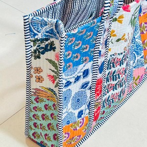 Bolso de mano de algodón acolchado con estampado floral hecho a mano, que ofrece un acolchado suave, durabilidad y un diseño espacioso para uso diario. - Product Image 4