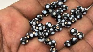 Cuentas Sueltas de Vidrio Hechas a Mano Conifer de 8mm, Color Negro y Blanco, Cuentas Redondas de Vidrio para Joyería, Paquete a Granel para Hacer Pulseras, Collares y Manualidades - Product Image 2