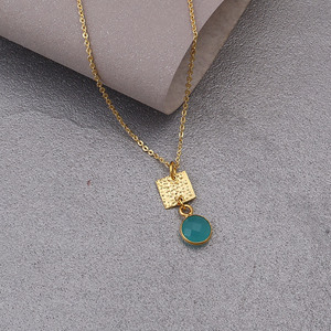Collier pendentif rond en calcédoine turquoise serti de laiton plaqué or 18 carats avec chaîne à maillons, collier de fête Art Déco pour femme - Product Image 4