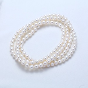 Collier long en perles d'eau douce blanches pour femmes, qualité 5 mm, enveloppé en 2 cercles, légères imperfections, avec une chaîne chic pour pull - Product Image 3