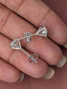 Pendientes de Diamantes Redondos de Corte Brillante Cultivados en Laboratorio de Alta Calidad, Oro Sólido de 18K, Certificados por IGI - Product Image 5