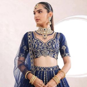 Lehenga de Seda con Bordado de Lentejuelas y Diamantes, Semi-Hecho a Mano, con Dupatta de Red de Mariposa, para Mujer, Estilo Tradicional para Bodas - Product Image 5