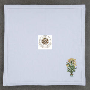 Lino natural duradero con bordado de hierba de San Juan, flores de color amarillo brillante que añaden calidez y encanto a las mesas. - Product Image 3