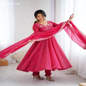 Conjunto de Anarkali de Seda con Bordado de Lentejuelas de Alta Calidad para Uso Ocasional, con Pantalón y Dupatta, a Precio de Mayoreo - Product Image 1