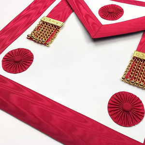 Tablier maçonnique brodé sur mesure, rouge, blanc, bordure dorée, style classique, accessoire de cérémonie pour franc-maçon - Product Image 3
