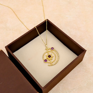 Collier avec pendentifs en pierre de cabochon Onyx Vert motif soleil, artisanal, en laiton plaqué or, religieux, personnalisé OEM/ODM - Product Image 3