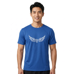 เสื้อยืดแขนสั้นผู้ชายสีน้ำเงิน พร้อมโลโก้รูปปีก ทรงปกติ ผ้าเจอร์ซีย์แห้งเร็ว คอกลม สไตล์ลำลอง - Product Image 3