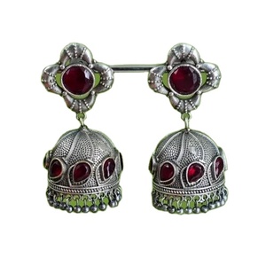 Pendientes Jhumka de latón con acabado oxidado antiguo, circonitas y engaste de bisel, diseño de cúpula pesada, regalo para ella, proveedor mayorista a granel - Product Image 1