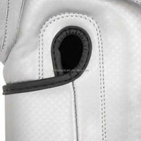 Gants de boxe en cuir véritable couleur personnalisée, logo personnalisé, équipement de combat professionnel OEM pour le sparring, le Muay Thai, le MMA, le kickboxing et le sac de frappe.